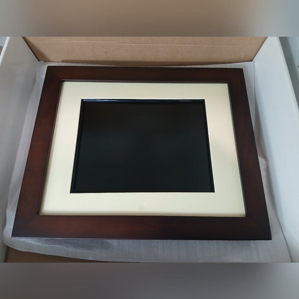 MemoryFrame 8"×10" Digital Picture Frame - Picture 5 of 5